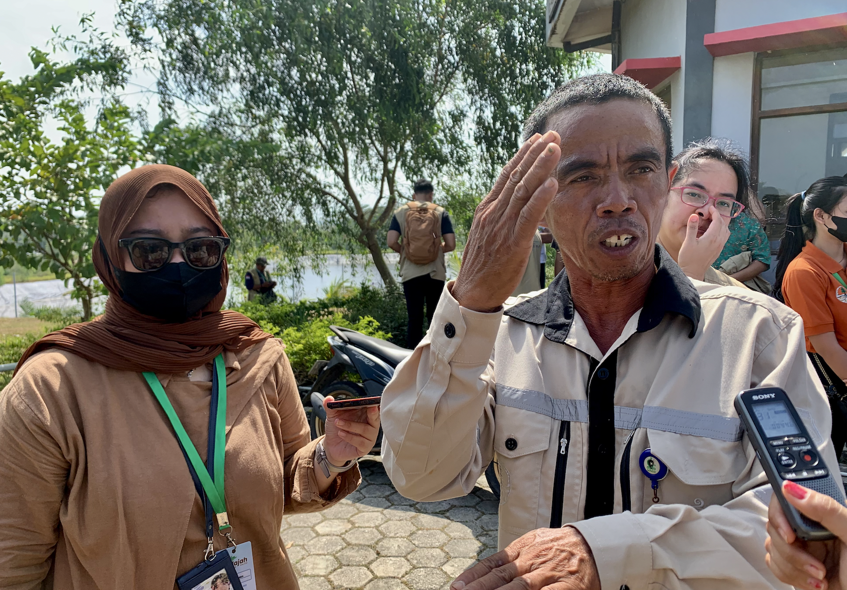 Suyono, warga sekitar TPAS Manggar, menceritakan manfaat gas metana yang dirasakan warga.